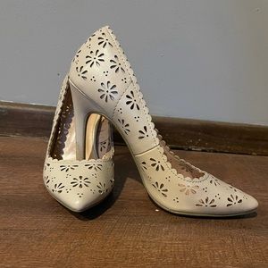 Nude scalloped Lauren Conrad heels!